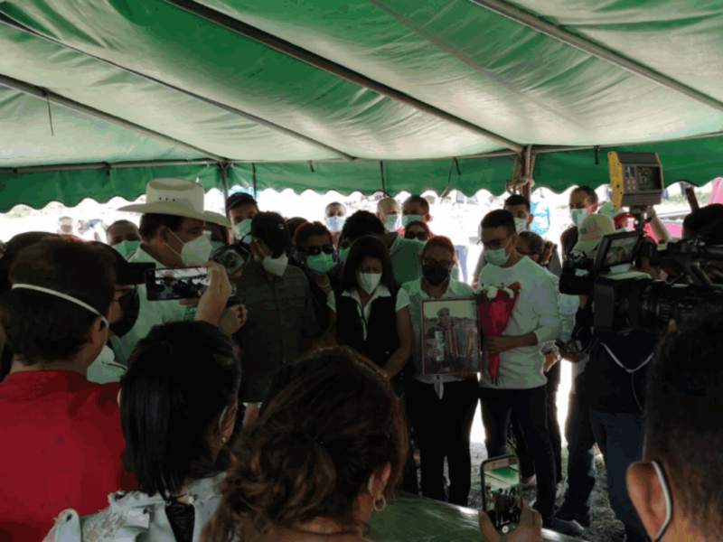 ¡Entre música y llanto! dan último adiós al cantautor Macario Mejía