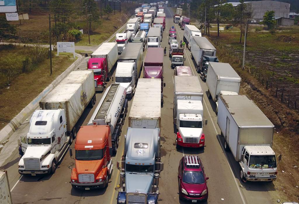 Transportistas de carga pesada realizan paro a nivel nacional