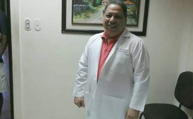 El doctor Ángel Fajardo se encuentra grave por la Covid-19 a pesar de haber sido vacunado