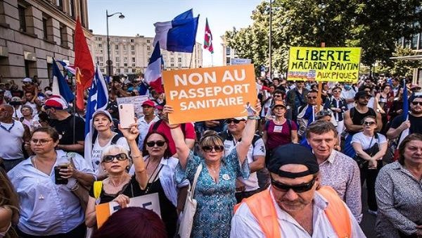Franceses salen a las calles en rechazo al Covid Pass
