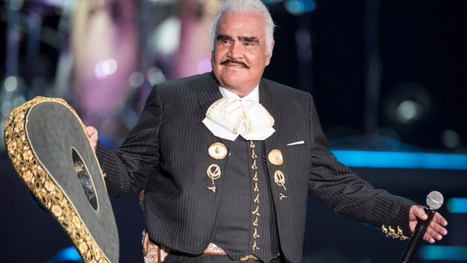 Vicente Fernández fue sometido a una traqueotomía y sigue en terapia intensiva