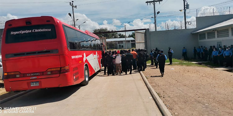 Trasladan a 125 reos de la cárcel de Siria hacia «El Pozo» en Ilama