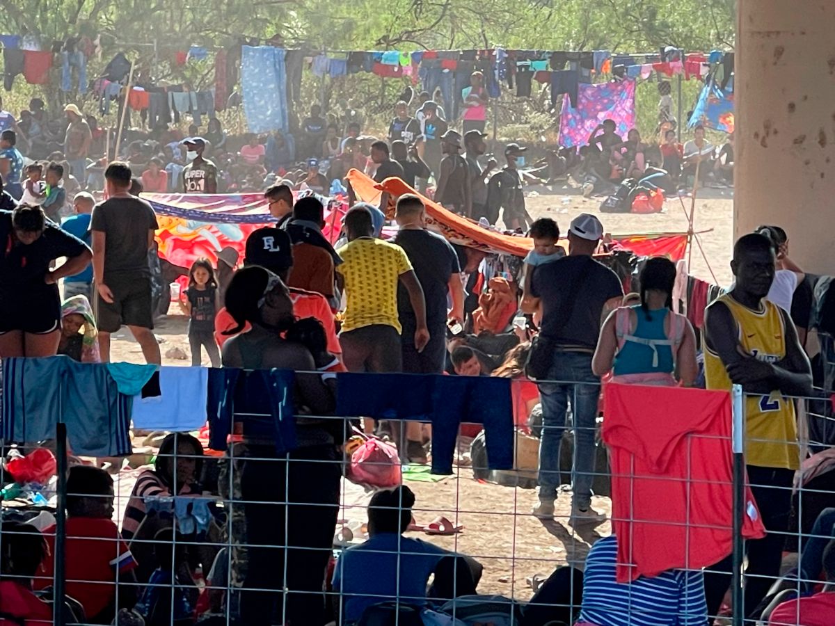 Miles de hacinados en Texas en la peor crisis migratoria de Biden