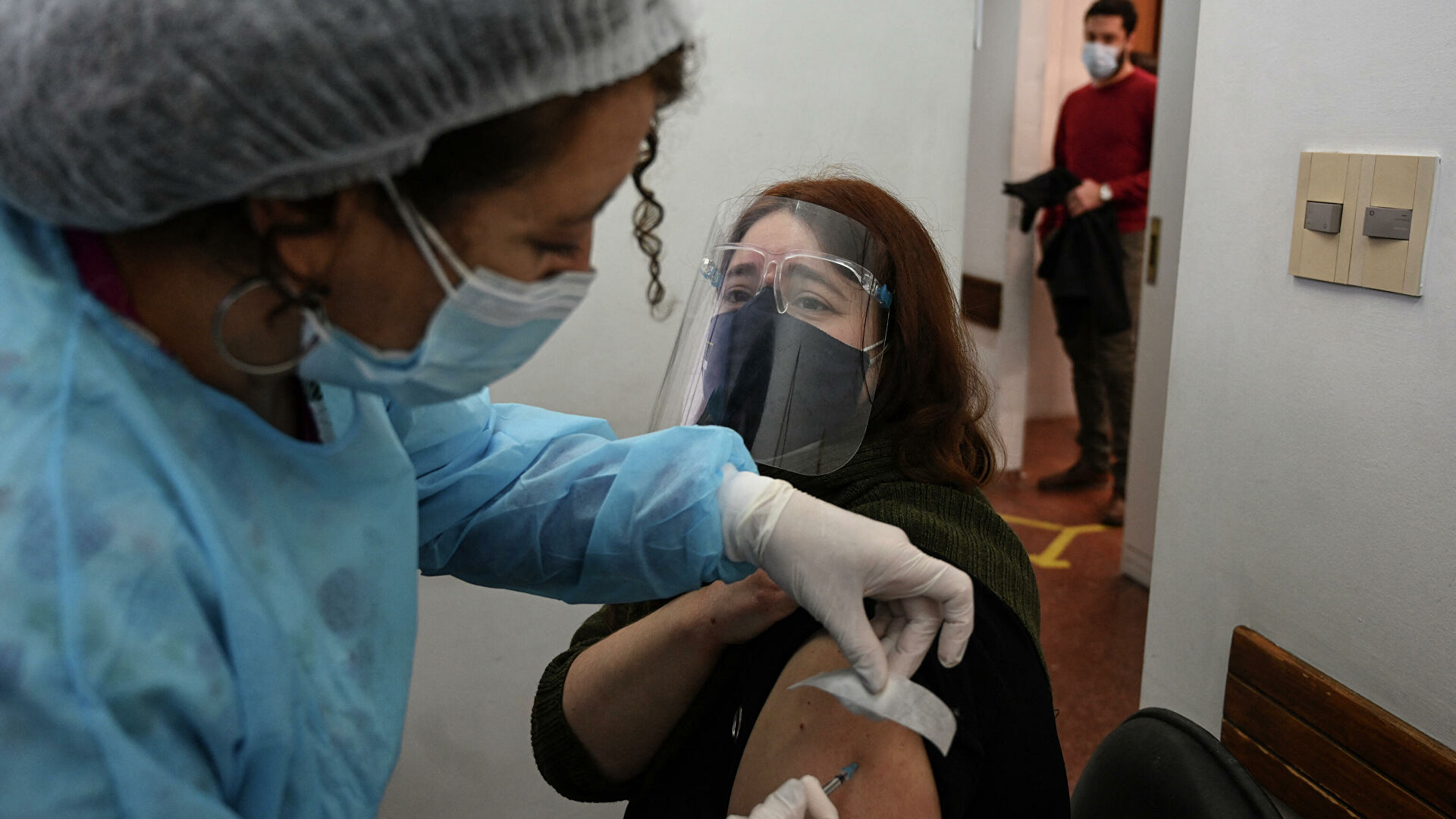 Uruguay aprobó la tercera dosis para mayores de 60 años vacunados con Pfizer o AstraZeneca