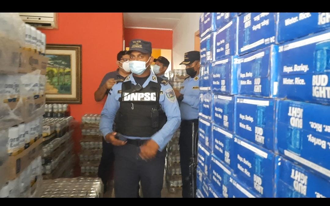 Decomisan cargamento de bebidas alcohólicas y detienen a dos personas en SPS Decomisan cargamento de bebidas alcohólicas y detienen a dos personas en SPS