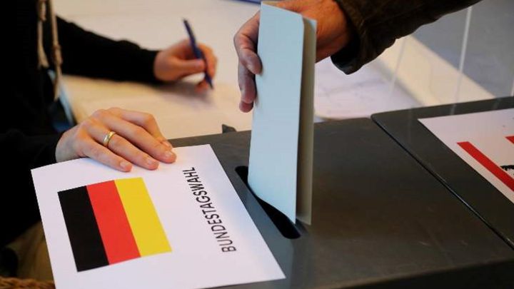 Cierran votación en Alemania: sondeos adelantan un empate entre los conservadores de Merkel y el SPD Cierran votación en Alemania: sondeos adelantan un empate entre los conservadores de Merkel y el SPD