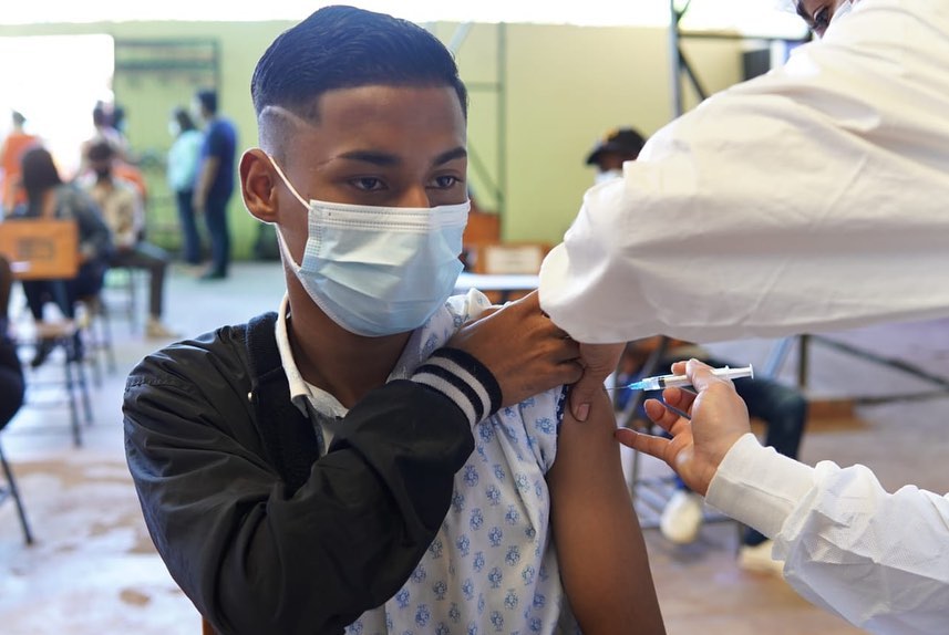 Jóvenes de 15 a 17 años serán vacunados en el CMH de la zona norte