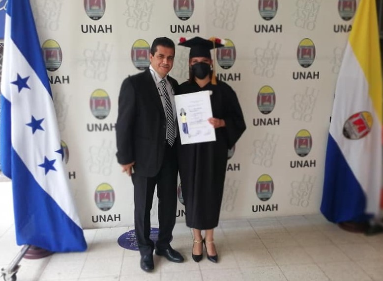 UNAH entrega títulos a 1,871 nuevos profesionales