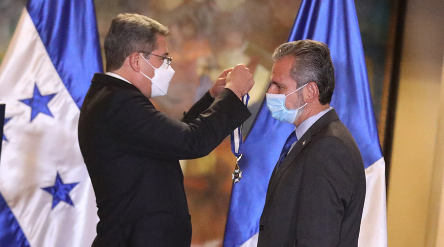 Presidente Hernández condecora a representante del BID en reconocimiento a su apoyo a Honduras