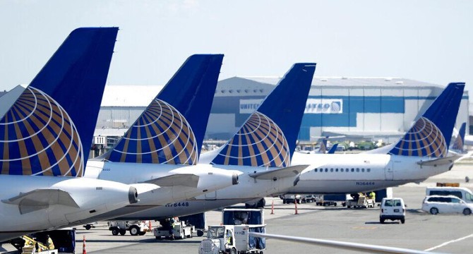 United Airlines despedirá a 600 trabajadores por negarse a vacunarse contra covid-19