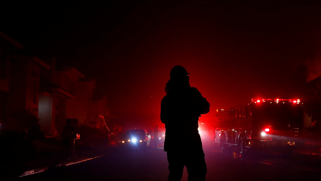 Un avión impacta en un edificio en Connecticut y causa un incendio Un avión impacta en un edificio en Connecticut y causa un incendio
