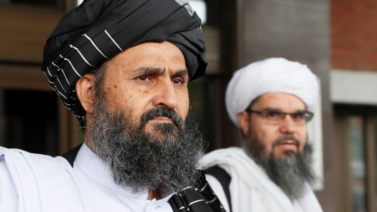 Talibanes anuncian al nuevo gobierno interino de Afganistán