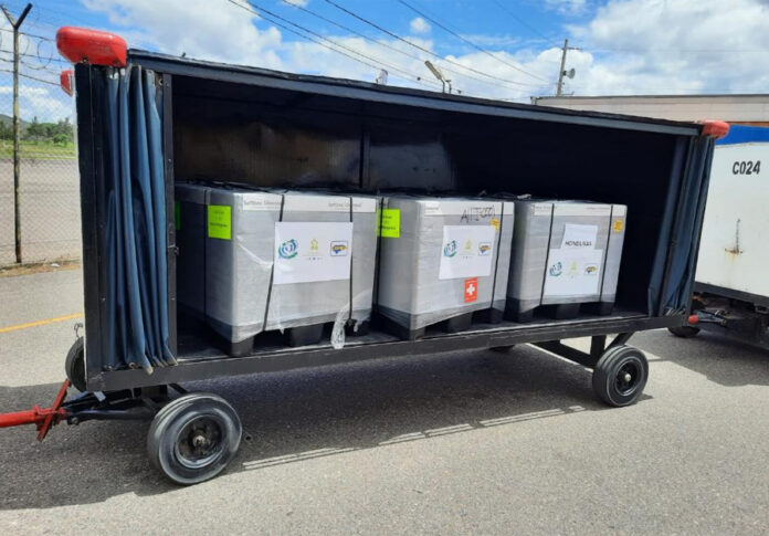 Llegan 81,600 vacunas de AstraZeneca compradas por el IHSS