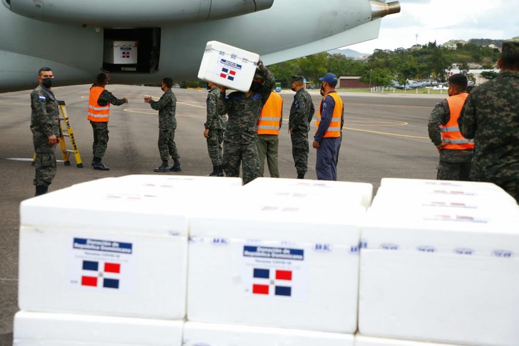 Llegan a Honduras 101,000 vacunas de AstraZeneca donadas por República Dominicana