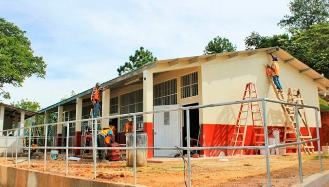 Gobierno invierte L 2 mil millones en reconstruir 521 centros educativos Gobierno invierte L 2 mil millones en reconstruir 521 centros educativos