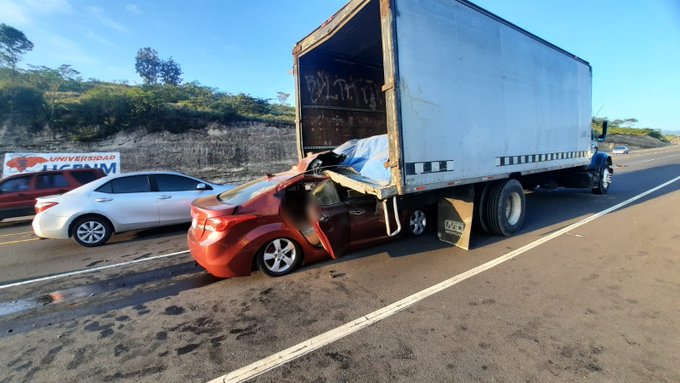 Brutal choque entre vehículo turismo y camión en la carretera CA-5 deja una persona muerta