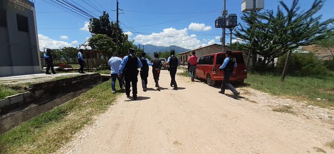 Capturan a dos policías por ingresar droga al centro penal de La Paz Capturan a dos policías por ingresar droga al centro penal de La Paz