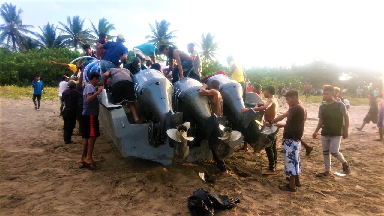 Pobladores saquen «narcolancha» decomisada por la FFAA en La Mosquitia