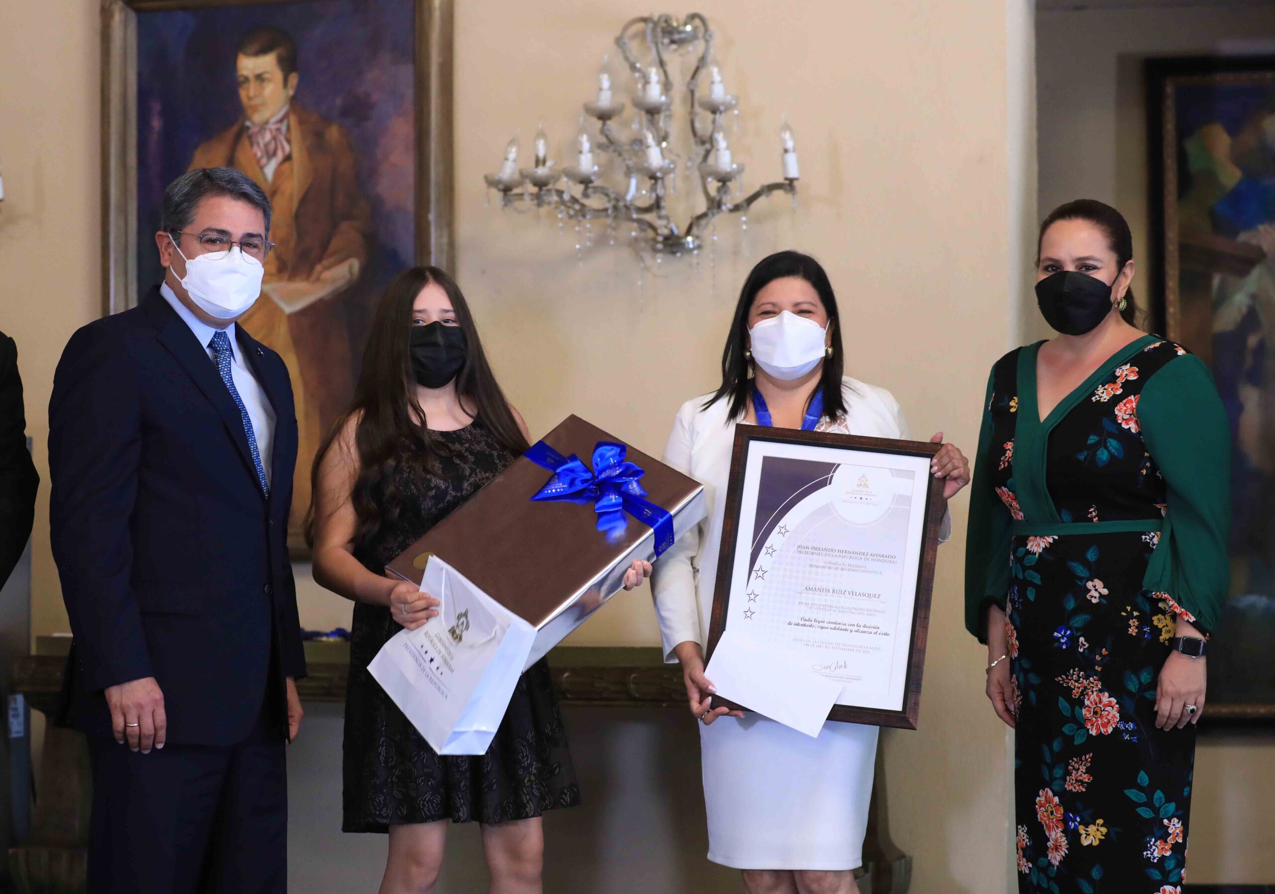 Gobierno condecora a 19 docentes con la Orden Dionisio de Herrera