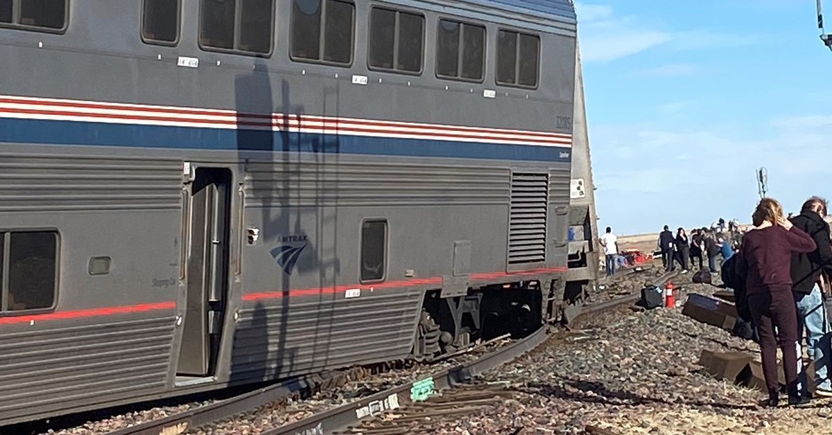 Al menos tres personas murieron al descarrilarse un tren de pasajeros en EEUU Al menos tres personas murieron al descarrilarse un tren de pasajeros en EEUU