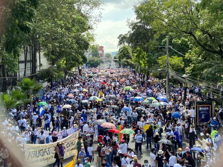 Miles de salvadoreños salen a las calles para protestar contra el Gobierno de Bukele