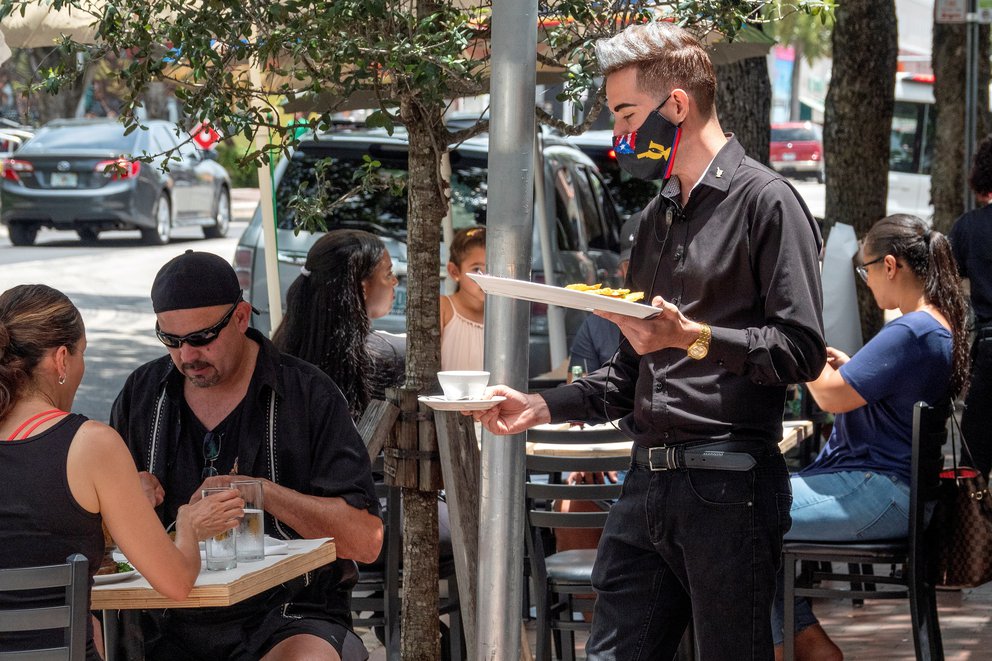 EEUU creó 235 mil nuevos puestos de trabajo y la tasa de desempleo cayó al 5,2%
