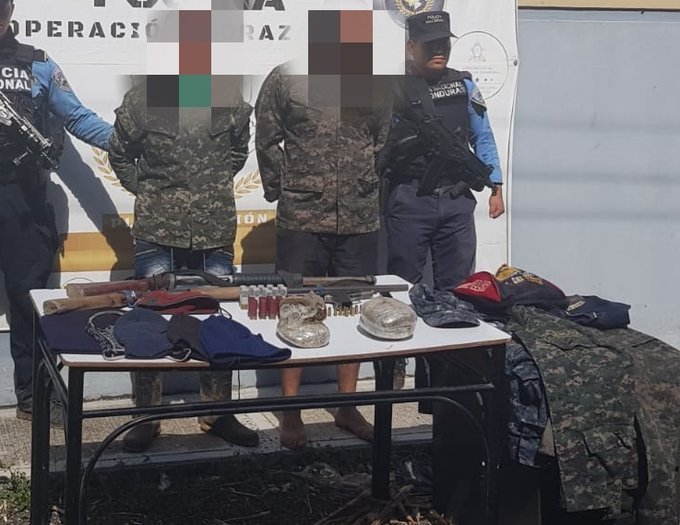 Con indumentaria policial y militar caen presuntos miembros de banda criminal “Los Orellana Sorto” Con indumentaria policial y militar caen presuntos miembros de banda criminal “Los Orellana Sorto”