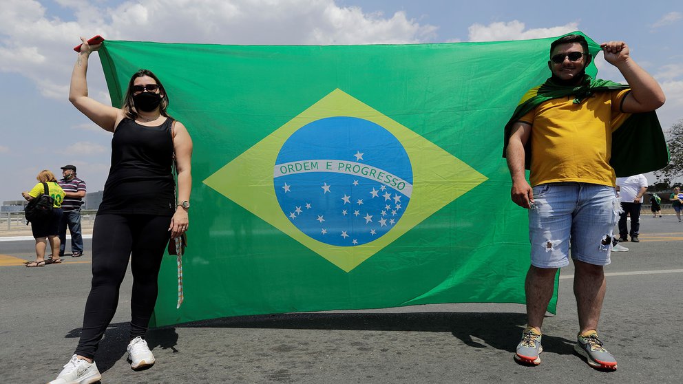 Jair Bolsonaro y sus seguidores marchan contra la Corte Suprema y oposición protesta en Río Jair Bolsonaro y sus seguidores marchan contra la Corte Suprema y oposición protesta en Río
