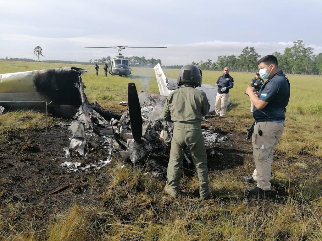Autoridades aseguran narcoavioneta incinerada en Gracias a Dios