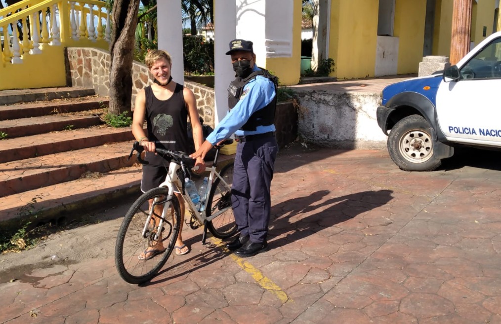 Choluteca: Policía recupera y entrega bicicleta robada a ciudadano alemán