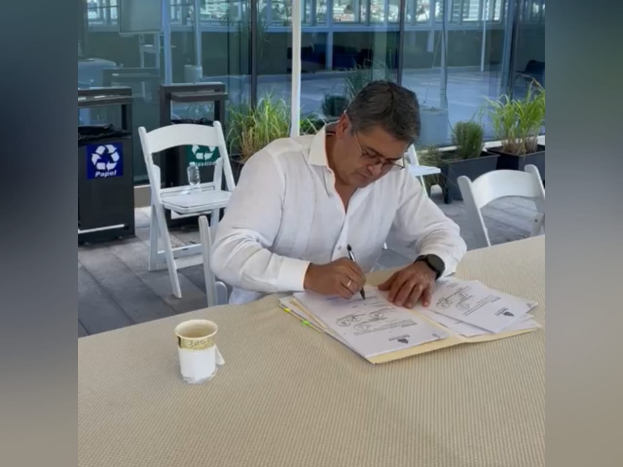 Presidente Hernández sanciona y envía a La Gaceta decreto que frena aumento de energía eléctrica Presidente Hernández sanciona y envía a La Gaceta decreto que frena aumento de energía eléctrica