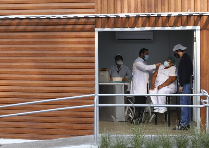 El Salvador aplicará tercera dosis de vacuna anticovid a personal de primera linea El Salvador aplicará tercera dosis de vacuna anticovid a personal de primera linea