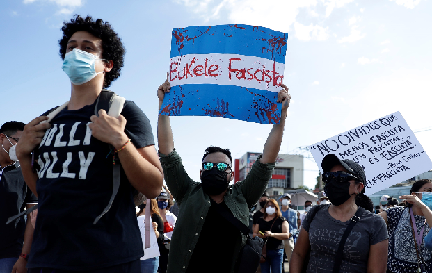 Salvadoreños protestan contra Bukele: «fuera la dictadura y no al bitcóin»