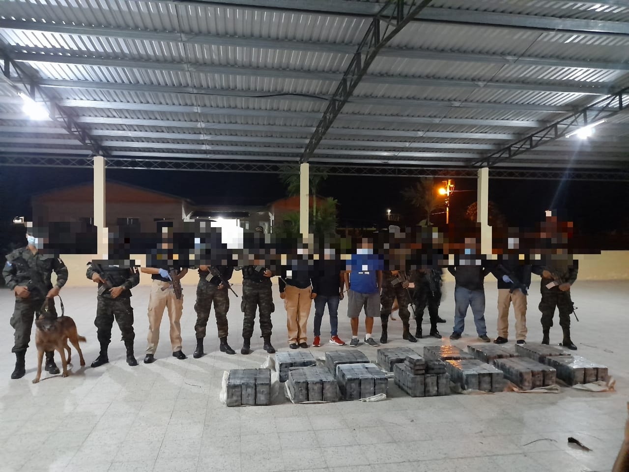 Decomisan 395 kilos de cocaina en compartimento falso de un camion en Atlántida Decomisan 395 kilos de cocaina en compartimento falso de un camion en Atlántida