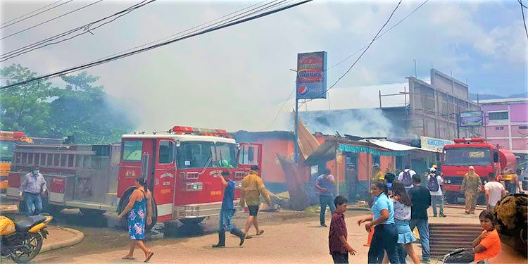 Voraz Incendio Arrasa Con Una Agropecuaria Y Dos Bodegas De Ropa En ...