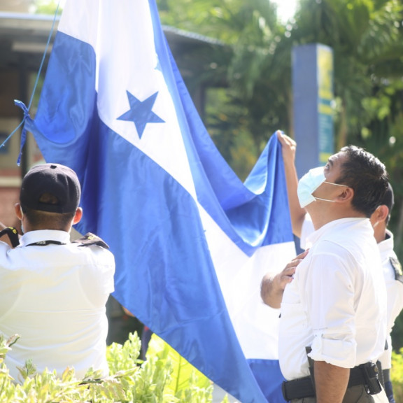Conmemoración de bicentenario inició éste día con la izada de la bandera a nivel nacional Conmemoración de bicentenario inició éste día con la izada de la bandera a nivel nacional