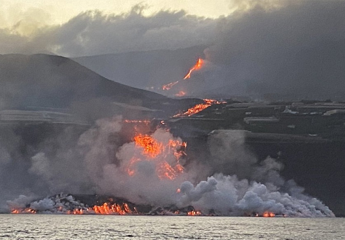 La lava crea un delta de 500 metros de ancho y decolora el mar en La Palma