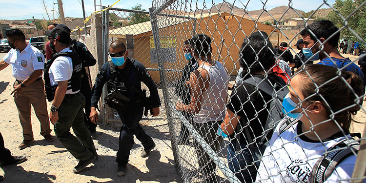 Encuentran a 42 migrantes encerrados en casa del centro de México; tres de ellos hondureños Encuentran a 42 migrantes encerrados en casa del centro de México; tres de ellos hondureños