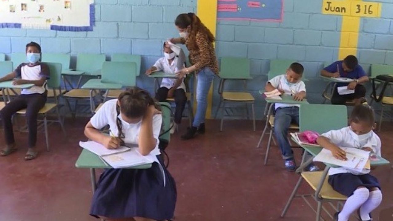 Más de 130 centros educativos imparten clases semipresenciales en el país