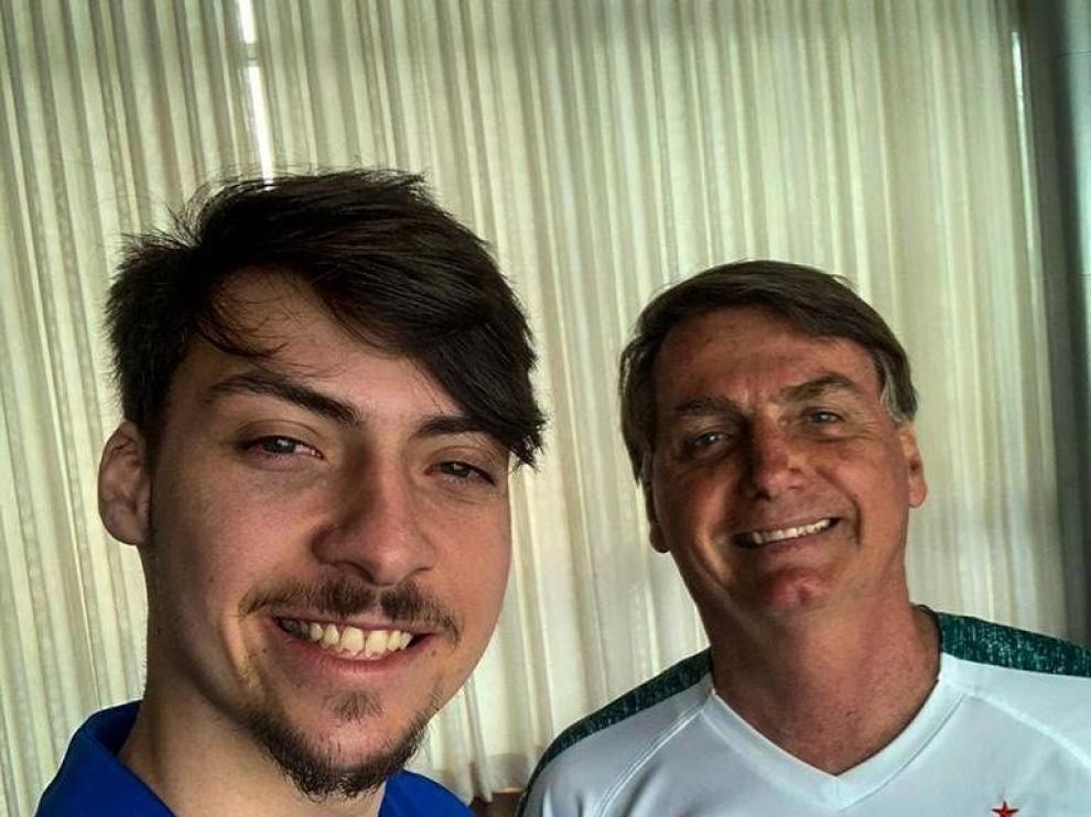 El hijo de Jair Bolsonaro, presidente de Brasil, da positivo por covid-19 El hijo de Jair Bolsonaro, presidente de Brasil, da positivo por covid-19