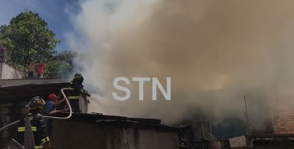 Voraz incendio consume dos viviendas en colonia Las Ayestas de Comayagüela