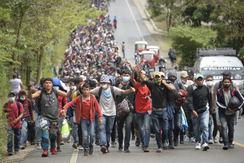Miles de migrantes centroamericanos inician caravana desde frontera sur de México a la capital Miles de migrantes centroamericanos inician caravana desde frontera sur de México a la capital