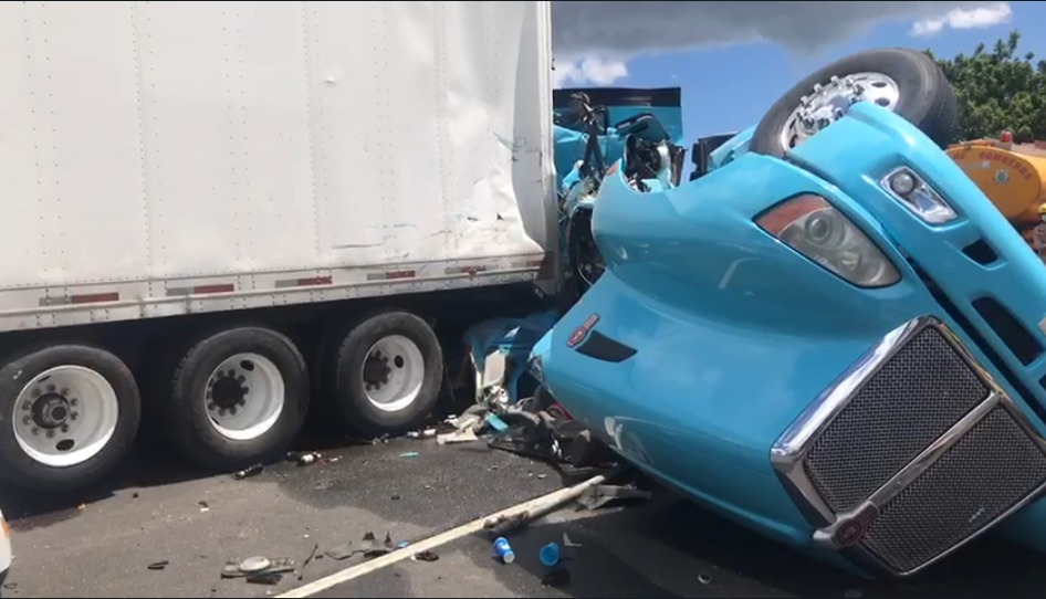 Un muerto deja rastra cargada con bebidas alcohólicas de la Cervecería Hondureña en la CA 5 Un muerto deja rastra cargada con bebidas alcohólicas de la Cervecería Hondureña en la CA 5