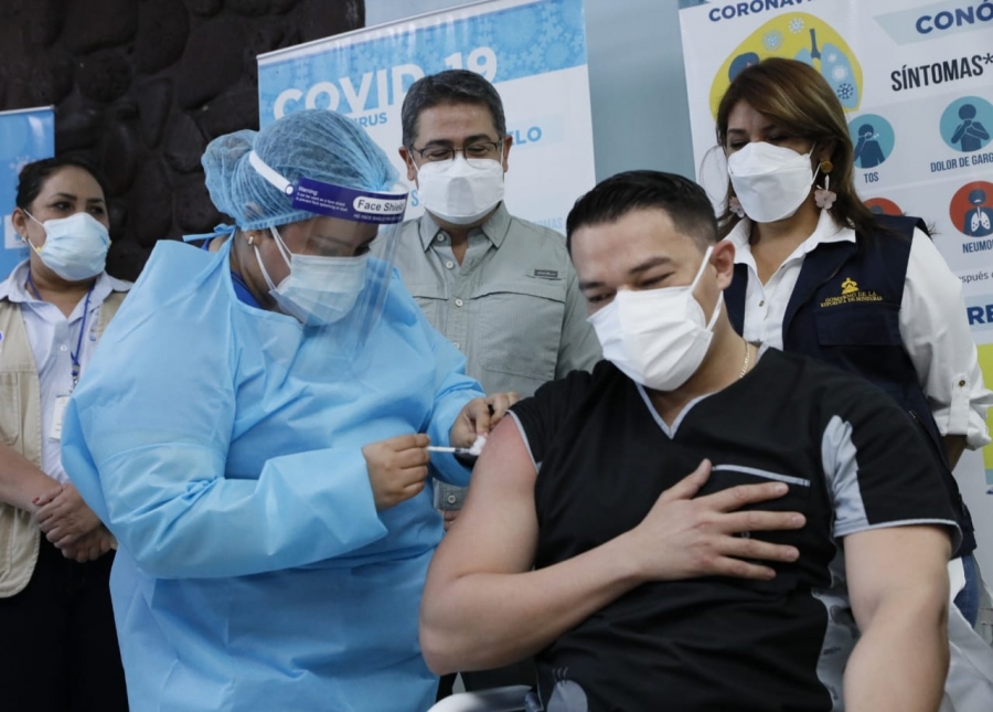 Microbiólogos agradecen la aplicación de la tercera dosis al personal médico