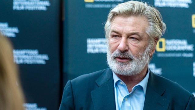 El actor Alec Baldwin mata accidentalmente a una mujer con un arma de utilería durante un rodaje