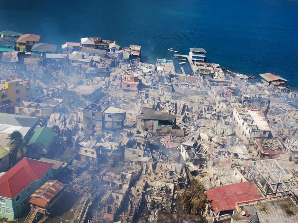 Tras incendio, Secretaría de Salud instala vigilancia epidemiológica en Guanaja Tras incendio, Secretaría de Salud instala vigilancia epidemiológica en Guanaja