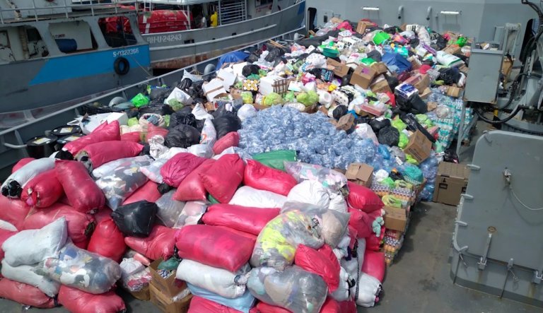 Buque con más de 100 toneladas de ayuda humanitaria llega a Guanaja Buque con más de 100 toneladas de ayuda humanitaria llega a Guanaja