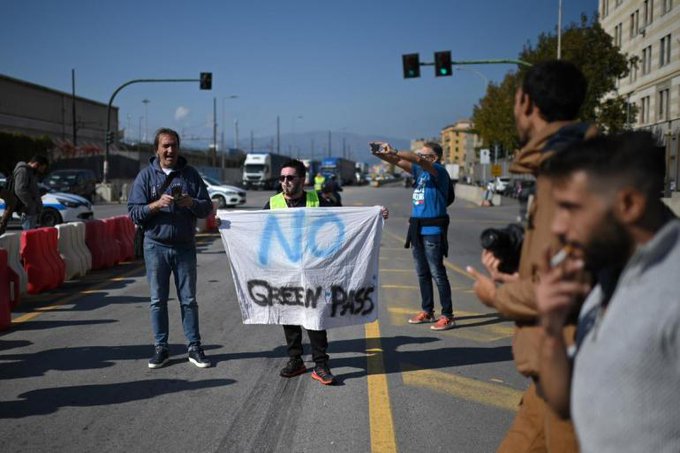 Protesta antivacunas en Italia en el primer día del «pase verde» obligatorio para trabajadores