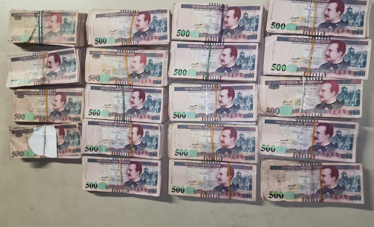 Detienen a dos personas con 2.2 millones de lempiras en la zona central del país