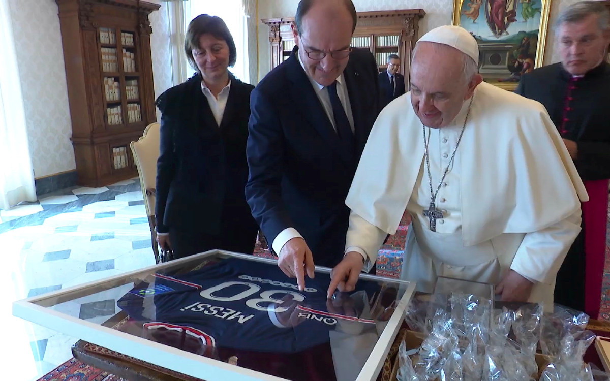 El primer ministro de Francia regaló al papa Francisco una camiseta firmada por Lionel Messi El primer ministro de Francia regaló al papa Francisco una camiseta firmada por Lionel Messi